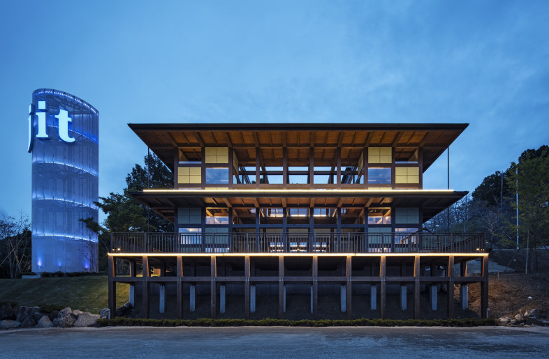 Frameweb | For a Japanese office, centuries-old timber